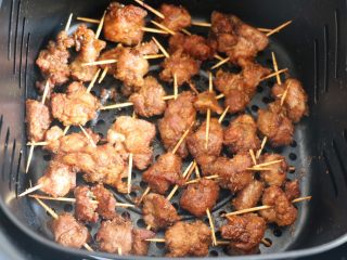 7、孜然牙签羊肉（空气炸锅无油版）,170度先炸10分钟，取出翻面，再炸8分钟