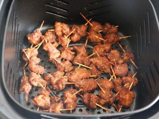 8、孜然牙签羊肉（空气炸锅无油版）,打开空气炸锅，香味四溢！