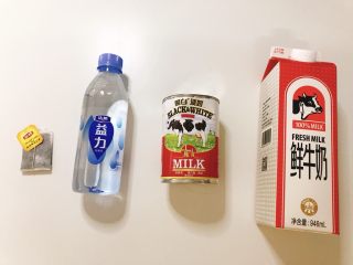 1、家庭自制珍珠奶茶,准备的原材料.淡奶可选择黑白淡奶或三花淡奶都可以.不作要求.鲜奶市售的鲜牛奶都可以.用纯牛奶也没关系.