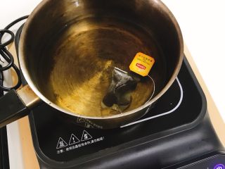 2、家庭自制珍珠奶茶,茶包和水倒入锅中.中火煮开