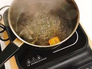 3、家庭自制珍珠奶茶,煮开后.开小火慢煮12-20分钟.保持微微翻滚的状态.不要沸腾.