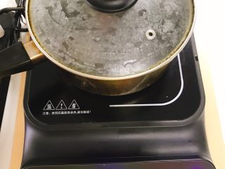 4、家庭自制珍珠奶茶,然后关火.焖10分钟.喜欢茶香浓郁的.可以多焖一会.但不建议增加茶包量