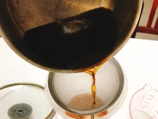 5、家庭自制珍珠奶茶,煮好后的茶底过滤放置备用