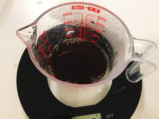 6、家庭自制珍珠奶茶,我用的杯子小.所以称取120g茶底.➕6-8g砂糖搅拌均匀.喜欢甜的可以调整糖量.但不建议太甜