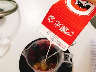7、家庭自制珍珠奶茶,按照比例加入淡奶或牛奶.喜欢奶味重的.按照茶：奶3:1的比例.喜欢茶重的.按照4:1的比例.怕胖的可以淡奶➕牛奶一半一半.也可以都用鲜奶代替.但肯定是没有淡奶好喝的.淡奶和红茶是奶茶的精华.想要纯滑一些的.可以拉茶.我懒.直接就倒着喝了
