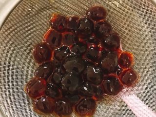 8、家庭自制珍珠奶茶,煮珍珠丸子.珍珠丸子的制作方法和煮法我已经在前面的菜谱里写过了可以参考.