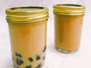 9、家庭自制珍珠奶茶,组装到一起就OK可以喝啦.喜欢冷的.可以放入冰箱冷藏.不建议➕冰块.会冲淡茶味.奶茶冷藏保存2-3天左右.红茶基底冷藏保存3-4天.