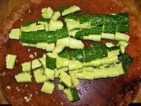3、刀拍黄瓜,将拍裂的黄瓜切成小段