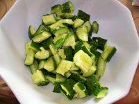 4、刀拍黄瓜,将黄瓜块用盐腌制5分钟，将腌制出来的黄瓜汁倒掉