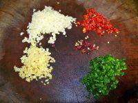 5、刀拍黄瓜,姜蒜切米，小米辣切段，葱切花