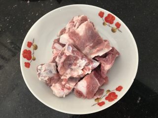 3、刺龟皮鸡爪龙骨汤,清洗干净