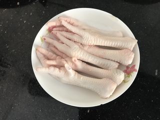 4、刺龟皮鸡爪龙骨汤,鸡爪也清洗干净