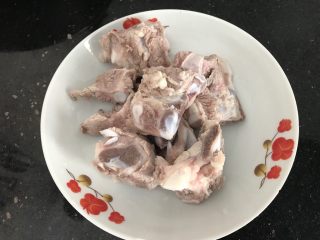 5、刺龟皮鸡爪龙骨汤,然后飞水处理，去除杂质和异味