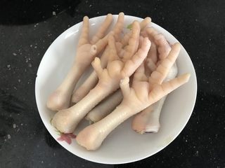 6、刺龟皮鸡爪龙骨汤,同样，鸡爪也飞水处理