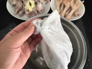 9、刺龟皮鸡爪龙骨汤,袋子口要绑实