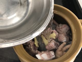 11、刺龟皮鸡爪龙骨汤,加入清水