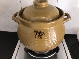 12、刺龟皮鸡爪龙骨汤,大火烧开转小火慢煮两小时