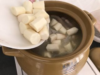 13、刺龟皮鸡爪龙骨汤,出锅前半小时，加入去皮的山药段，再煮20或30分钟就可以了，最后加点盐调味