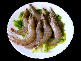 2、海鲜麻辣鸳鸯火锅,海虾洗净备用
