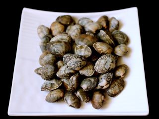 5、海鲜麻辣鸳鸯火锅,花蛤提前用淡盐水浸泡一个小时后吐沙洗净备用