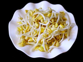 8、海鲜麻辣鸳鸯火锅,黄豆芽摘洗干净