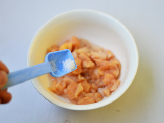 1、咖喱鸡丁炒饭,鸡胸肉切小丁，用少许盐、胡椒粉料酒腌制一会