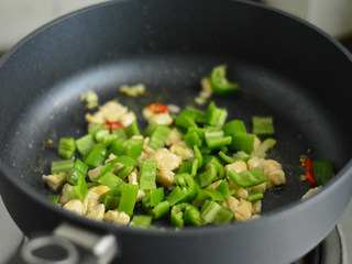 7、咖喱鸡丁炒饭,加入青椒丁