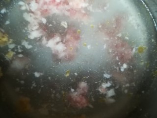 7、小锅米线,锅里加水放猪肉末