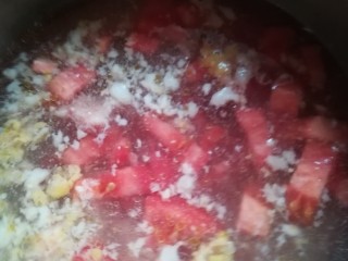 8、小锅米线,锅里水煮涨后放番茄煮