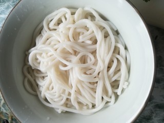 9、小锅米线,准备一碗米线待用