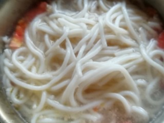 10、小锅米线,锅里水涨后放米线