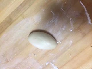 11、酥脆菠萝派,小剂子揉成椭圆型