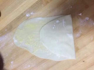 12、酥脆菠萝派,然后如图先折叠一头
