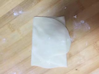 13、酥脆菠萝派,另一头再向对立折叠回来压在上面????