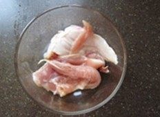 2、春笋煨土鸡,中大火煮开，煮出血水和浮沫，捞出后用不烫手的热水冲洗干净；