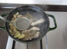 4、春笋煨土鸡,大火煮开，期间再次打去漏网的浮沫。