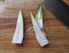 5、春笋煨土鸡,煮鸡肉时，可以处理竹笋：将笋从中间剖开，很容易就剥去笋壳了；