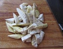 6、春笋煨土鸡,洗净后切滚刀块儿；