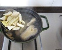 8、春笋煨土鸡,待汤锅煮沸后，将过凉后的春笋加入到汤锅中；