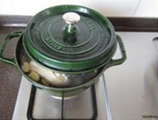 9、春笋煨土鸡,大火煮开转微火，加锅盖焖炖2小时；