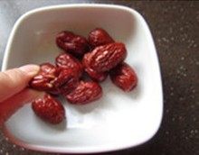 10、春笋煨土鸡,大枣洗净，入锅前扭一扭，露出果肉；