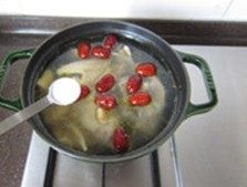 12、春笋煨土鸡,同时加入适量盐，再焖炖20到30分钟，即可。