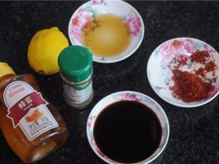1、柠檬蜂蜜烤鱼排,所有的配料准备好