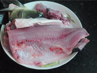 2、柠檬蜂蜜烤鱼排,鲤鱼片成鱼片，沥干水备用