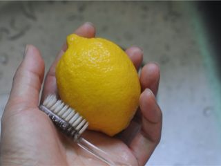 3、柠檬蜂蜜烤鱼排,柠檬用牙刷刷干净