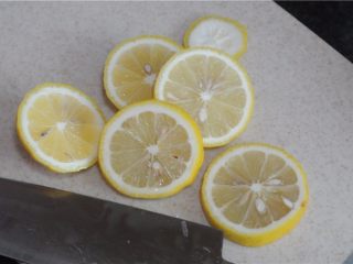 4、柠檬蜂蜜烤鱼排,切成片