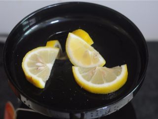 5、柠檬蜂蜜烤鱼排,放入原汁机榨汁备用