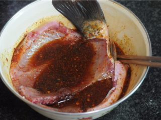 8、柠檬蜂蜜烤鱼排,将鱼排放进去腌制30分钟