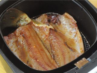 9、柠檬蜂蜜烤鱼排,腌制好的鱼排放入炸锅