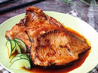 13、柠檬蜂蜜烤鱼排,点缀上蔬菜即可上桌了